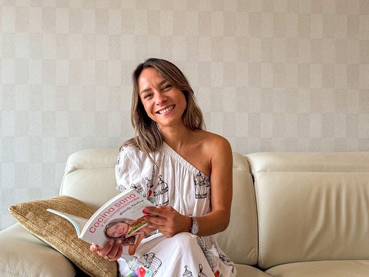 La creadora de @tasty_hunting sonriendo mientras ojea su libro