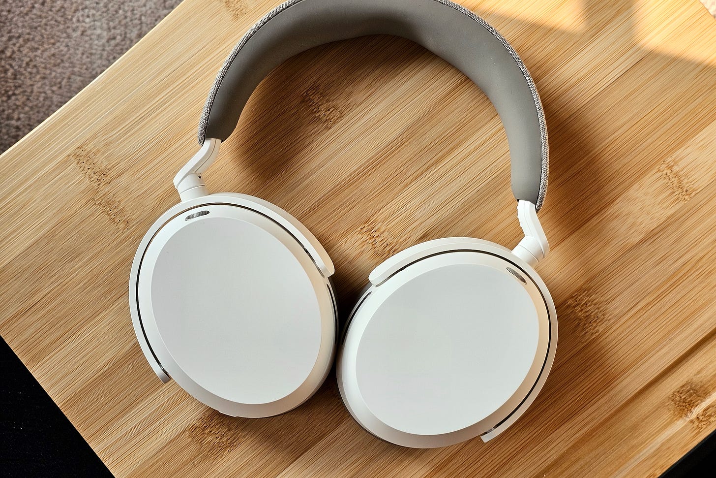Sennheiser Momentum 5 Wireless lying flat. Sennheiser Momentum 5 Wireless lying flat.