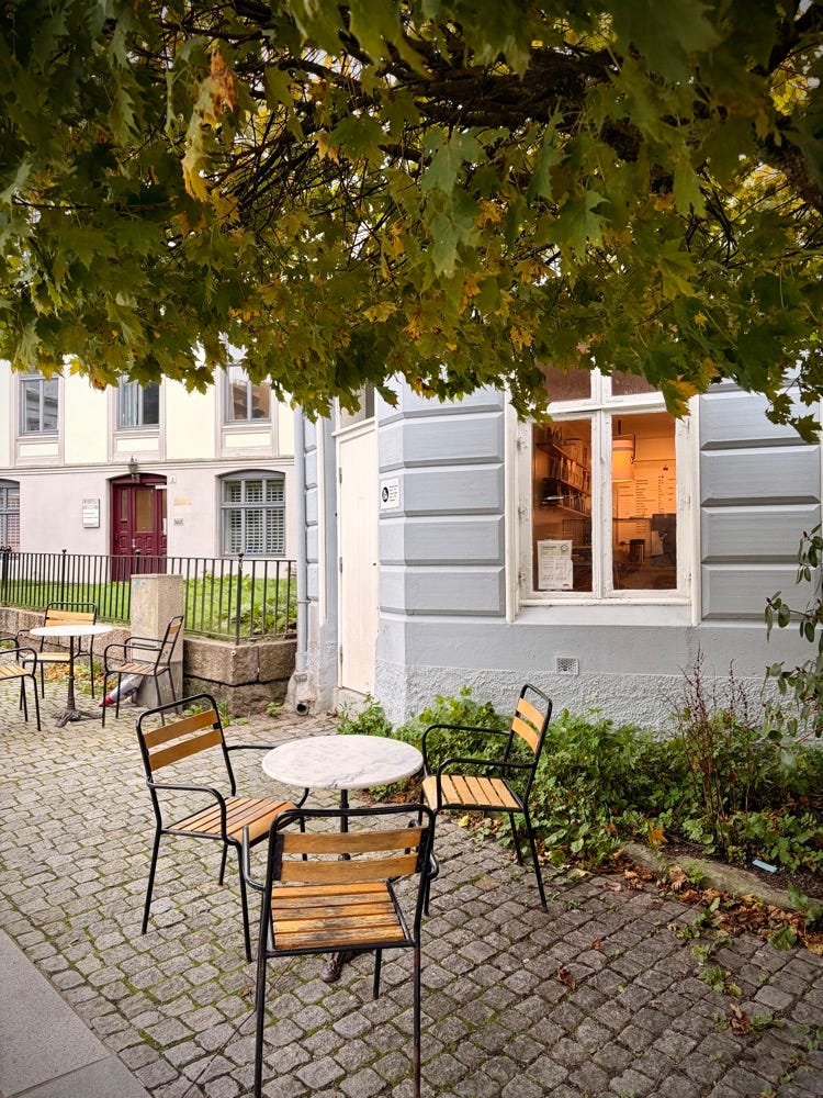 Na zdjęciu urokliwa, niewielka kawiarnia „Blom” w Bergen.