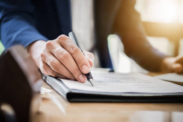 estate agent gives pen and documents agreement with customer to estate agent gives pen and documents agreement with customer to sign contract. Concept agreement estate lawyers stock pictures, royalty-free photos & images