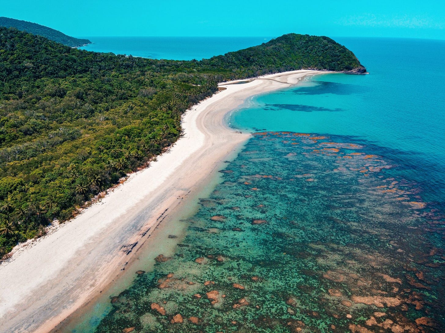 Queensland, Cap Tribulation, Daintree. Panorama Regenwald, Strand, Meer mit blauem Himmel