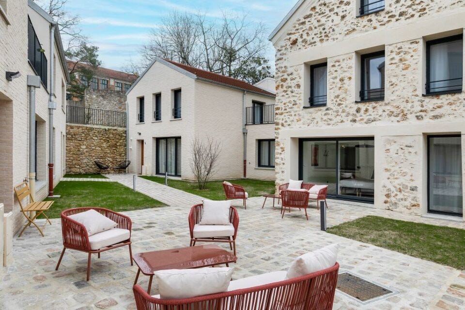 Tous les résidents ont accès à l'espace extérieur de 500 m². Tous les résidents ont accès à l'espace extérieur de 500 m².