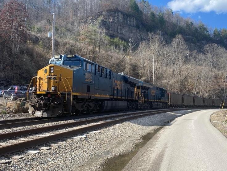 A train on the tracks

Description automatically generated