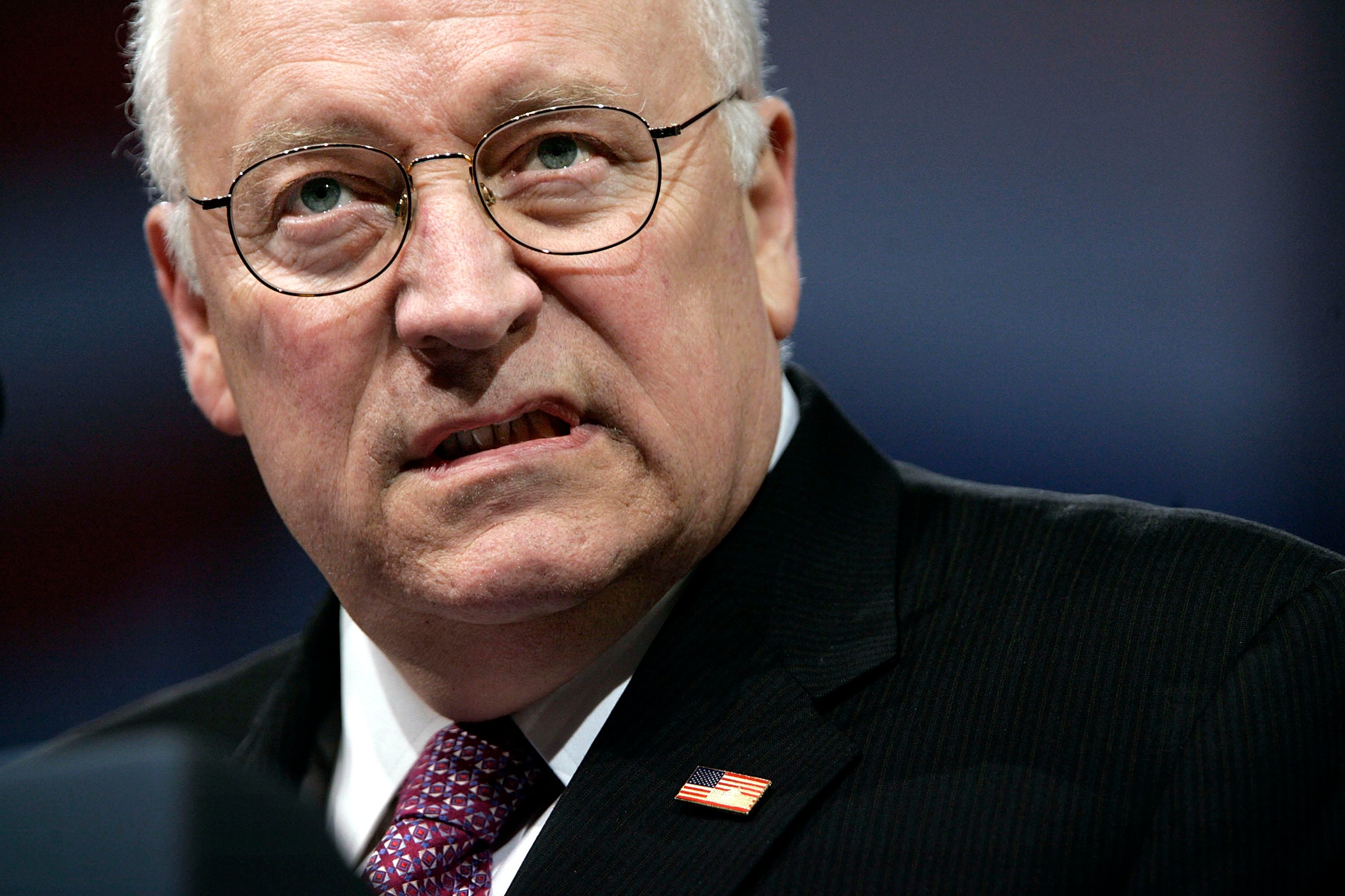 Trump nakazuje na uporabo kriptovalut za poplačilo ameriškega dolga, medtem ko kritiki izpostavljajo njegove izjave o gospodarstvu