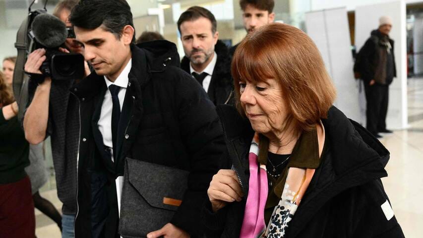 Gisèle Pélicot quittant le tribunal d’Avignon en compagnie de son avocat le 19 novembre 2024. — © CHRISTOPHE SIMON / AFP