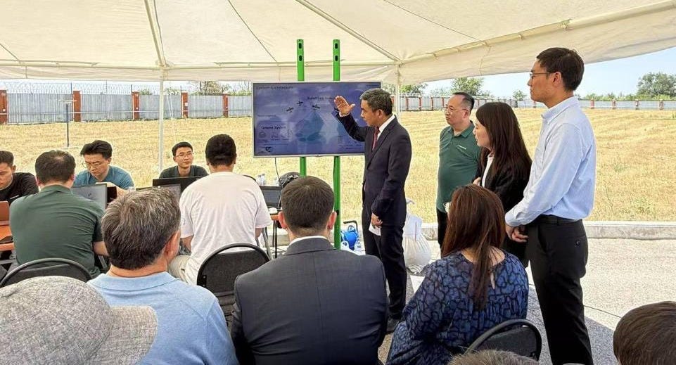 Officials and employees attend a demonstration of the Qianfan constellation in Kazakhstan. Officials and employees attend a demonstration of the Qianfan constellation in Kazakhstan.