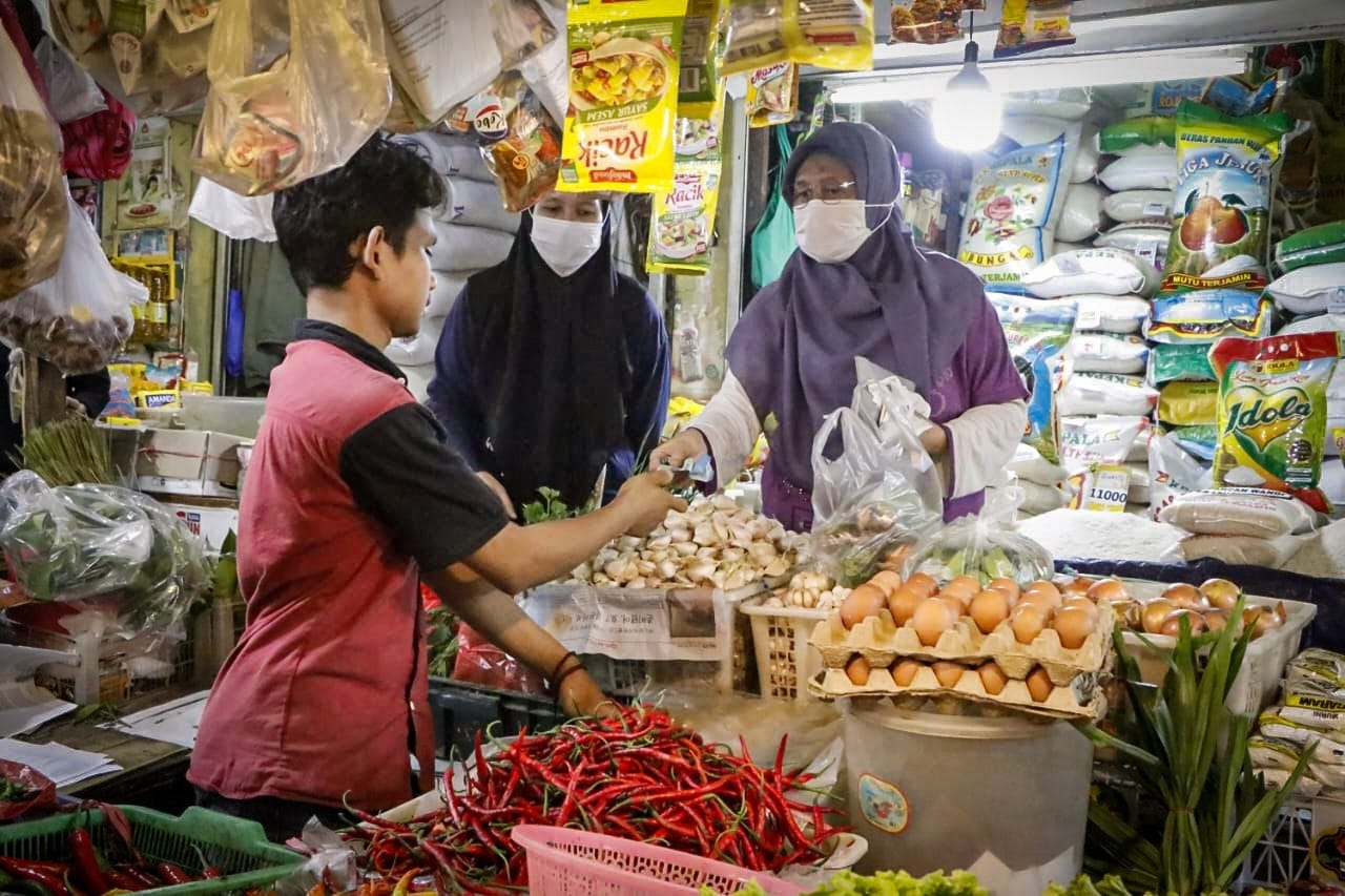A cargo ship unloads containers at Tanjung Priok Port, Jakarta, symbolizing Indonesia’s steady trade and economic resilience as Q3 2025 GDP grows 5.04%. A cargo ship unloads containers at Tanjung Priok Port, Jakarta, symbolizing Indonesia’s steady trade and economic resilience as Q3 2025 GDP grows 5.04%.