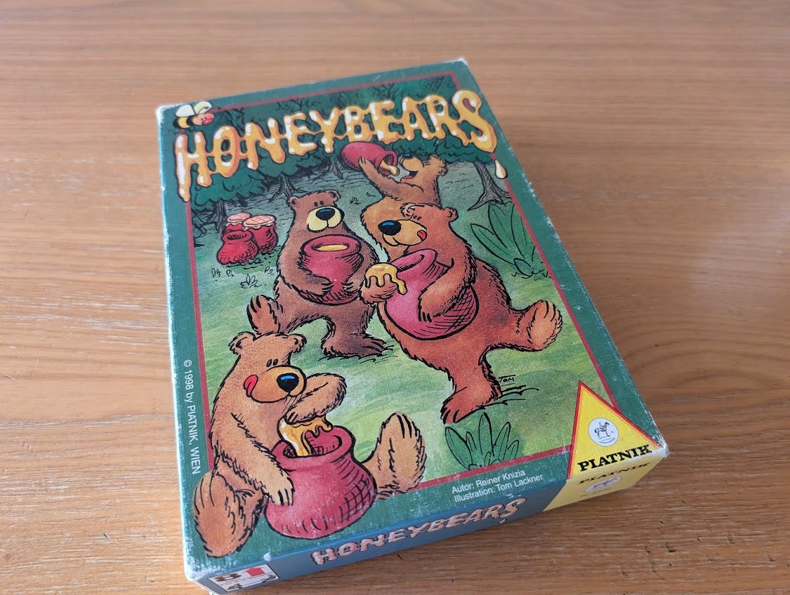 Die Spielschachtel von Honeybears. Abgebildet sind Honig fressende Bären. Die Spielschachtel von Honeybears. Abgebildet sind Honig fressende Bären.