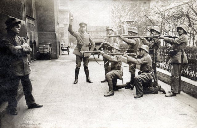 Execution of a German Communist in Munich, 1919 [1024 x 663] : r/HistoryPorn