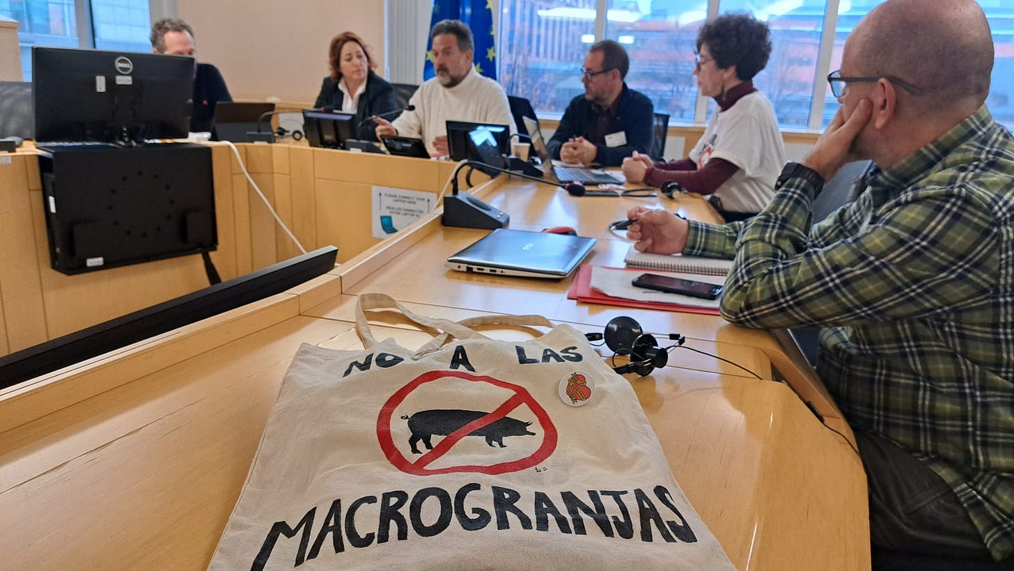 Puede ser una imagen de 6 personas, personas estudiando y texto que dice "LAS MACROGRANJAS"