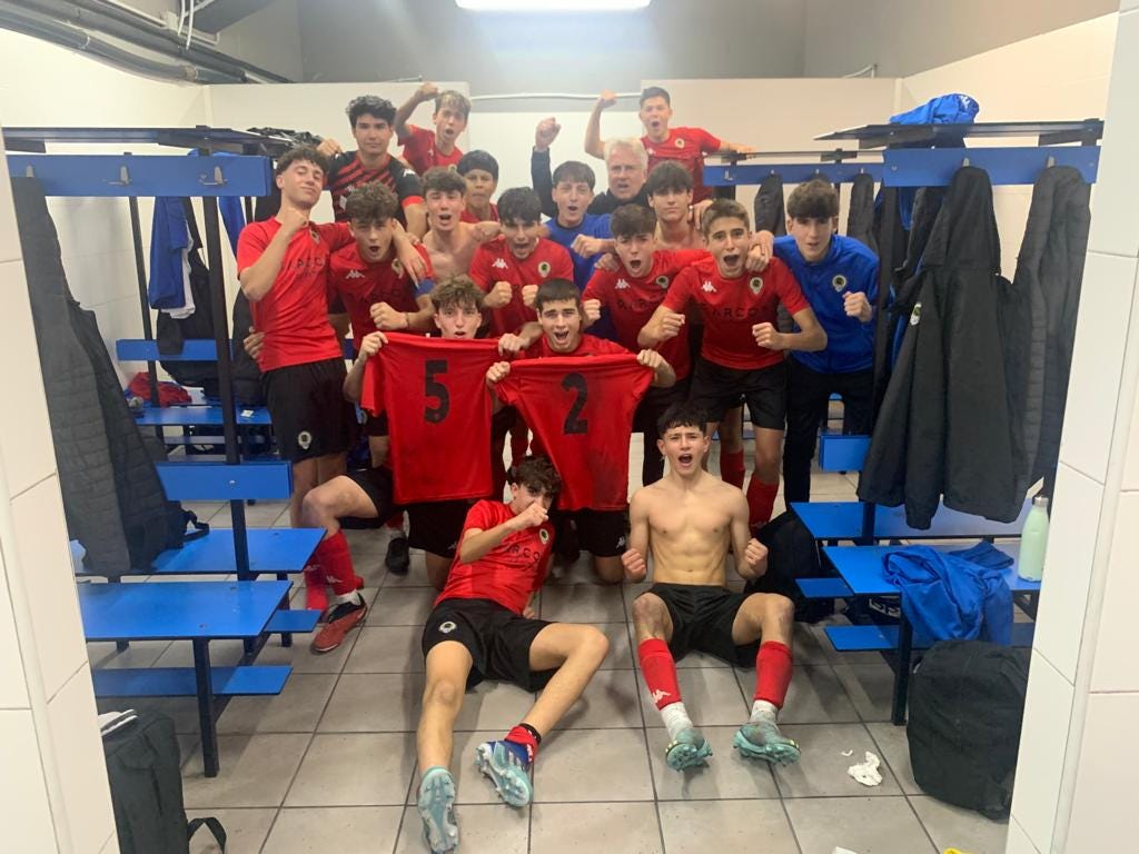 Cadete A celebrando en el vestuario
