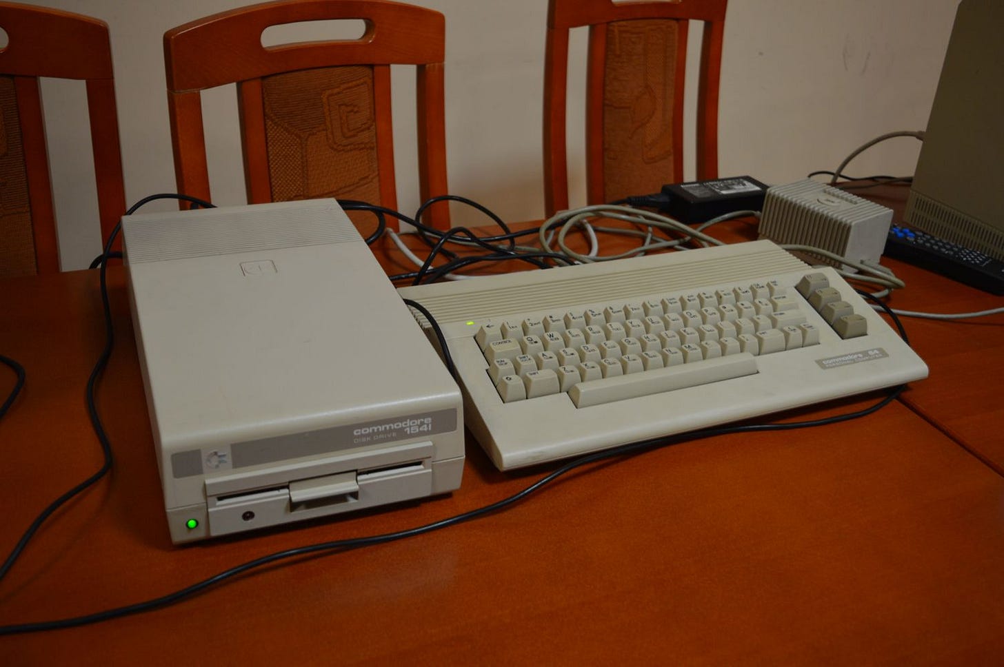 Foto de una Commodore 64C al lado de su disketteta 1541 para mostrar lo enorme que era. Foto de una Commodore 64C al lado de su disketteta 1541 para mostrar lo enorme que era.