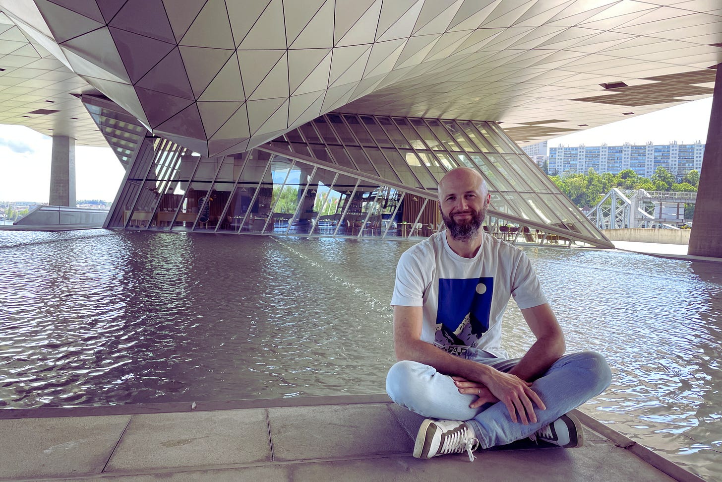 Photo de Yoann sous le musée des Confluences à Lyon
