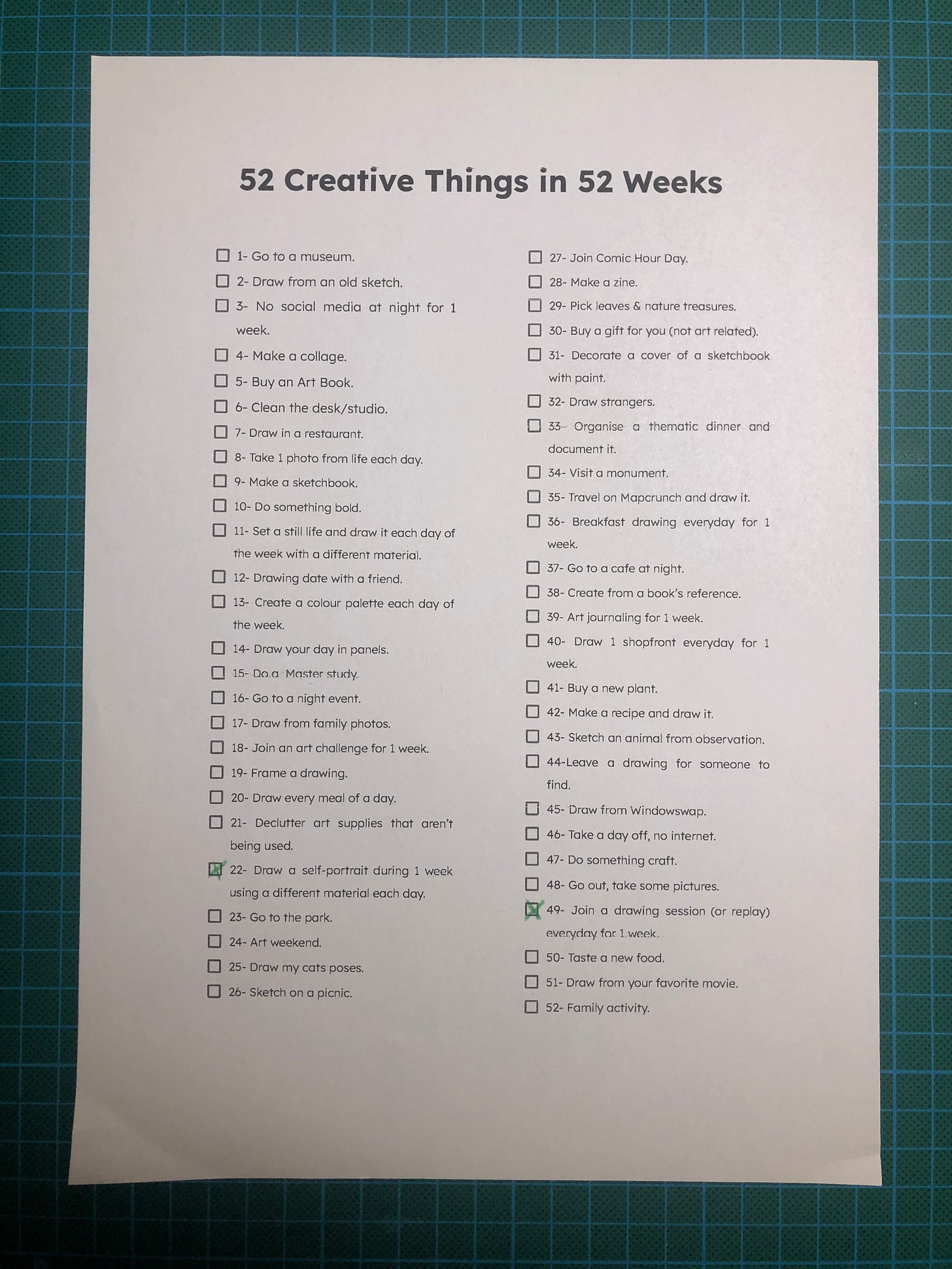Liste des 52 activités proposées dans le challenge de Teresa. Cette semaine j'ai coché la case 22 "Draw a self-portrait during one week using a different material each day".