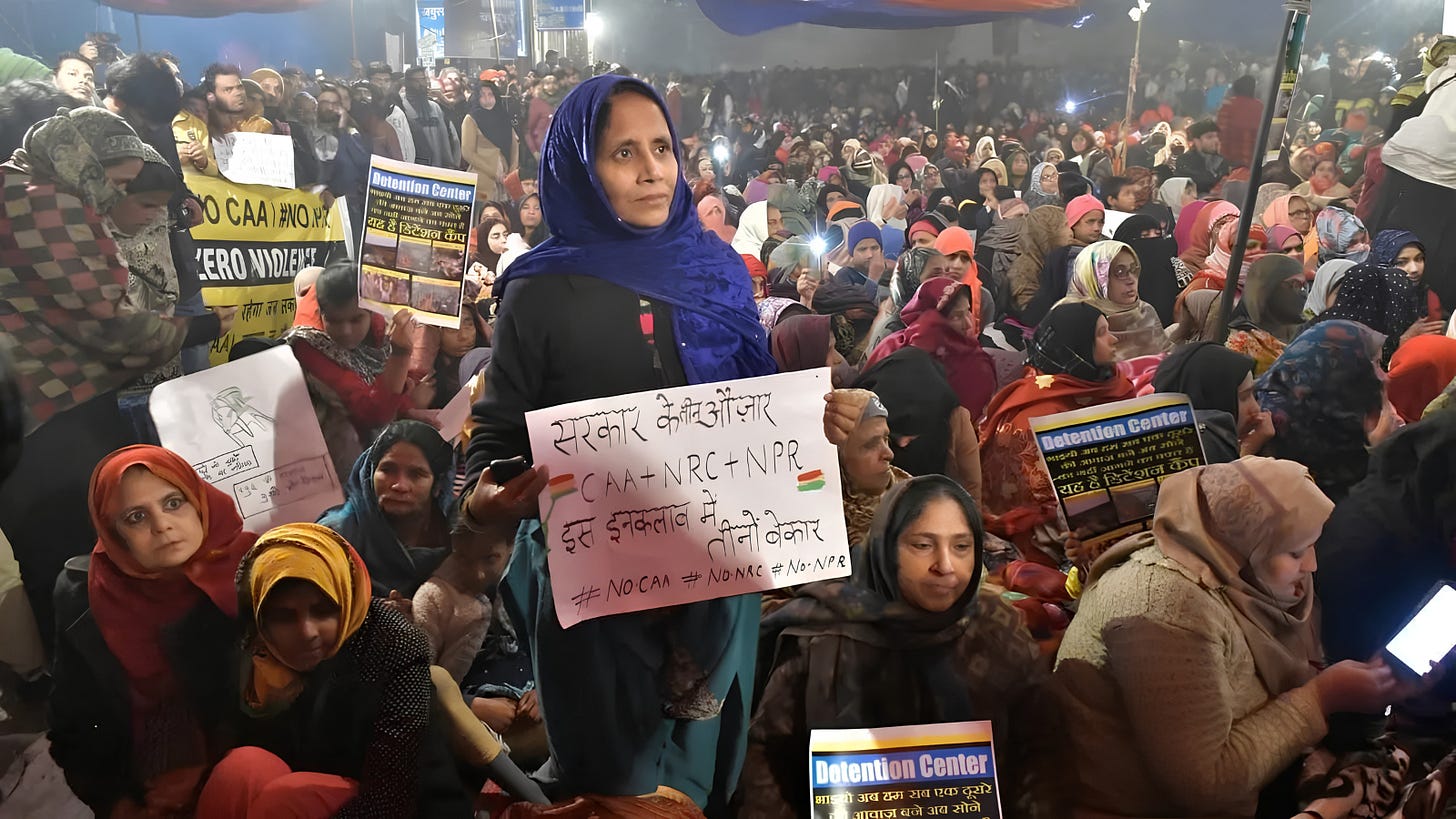 शाहीन बाग में पोस्टर के साथ महिला प्रदर्शनकारी शाहीन बाग में पोस्टर के साथ महिला प्रदर्शनकारी