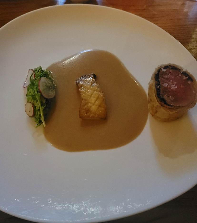 A plate of food on a table

AI-generated content may be incorrect.