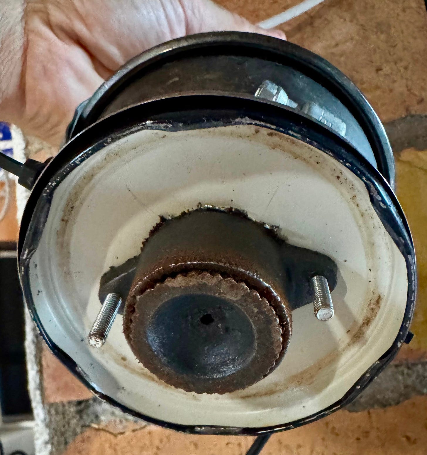 coperchio del barattolo di vetro fissato alla macina