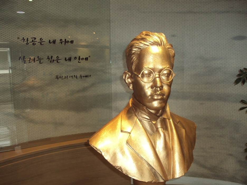 A bust of a person in a suit and tie

AI-generated content may be incorrect.
