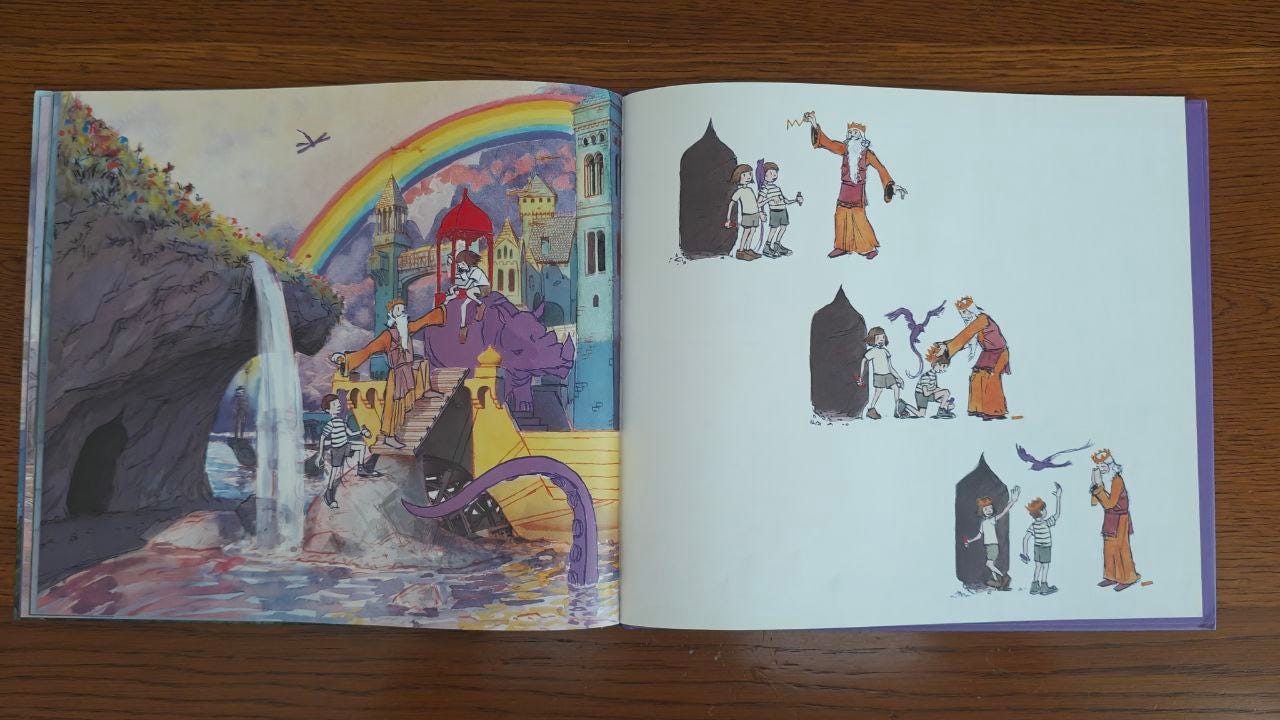 Doppia pagina del libro "Viaggio" di Aaron Becker appoggiata su un tavolo di legno marrone. A sinistra l'illustrazione del re che aiuta bambina e bambino a scendere da un rinoceronte violetto per raggiungere una porta in una roccia; a destra sfondo bianco con bambino e bambina che vengono incoronati dal re.