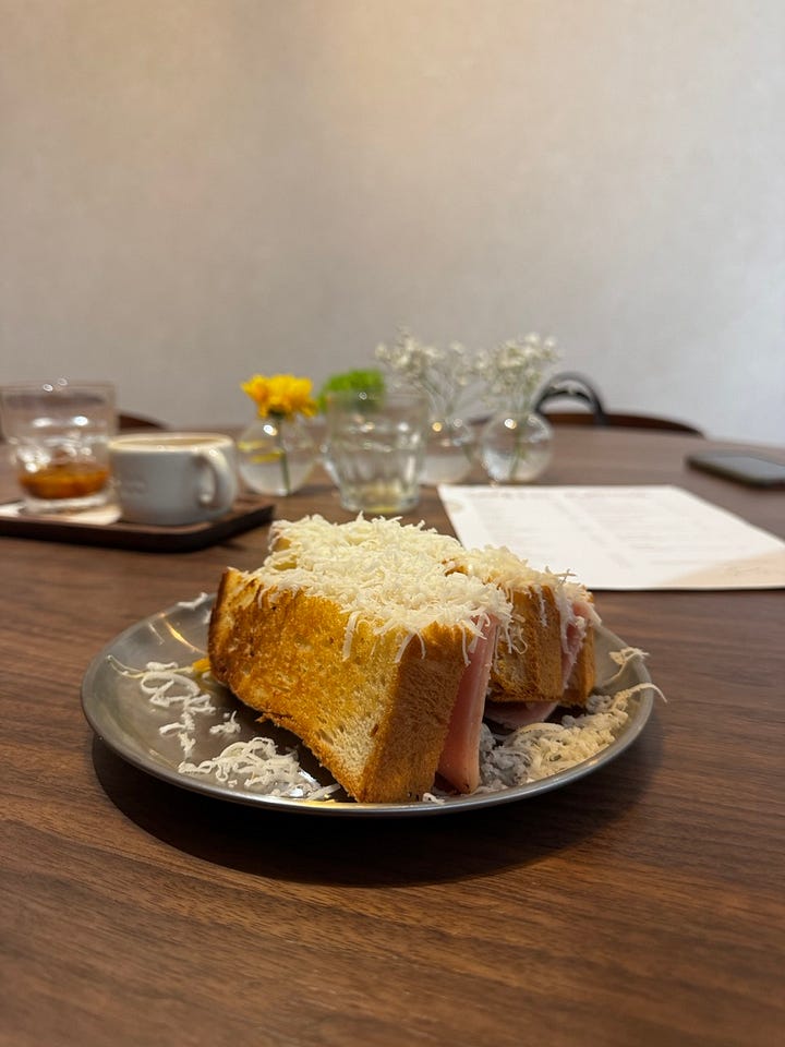 Imágenes de la cafetería, sándwich mixto, café y espacio