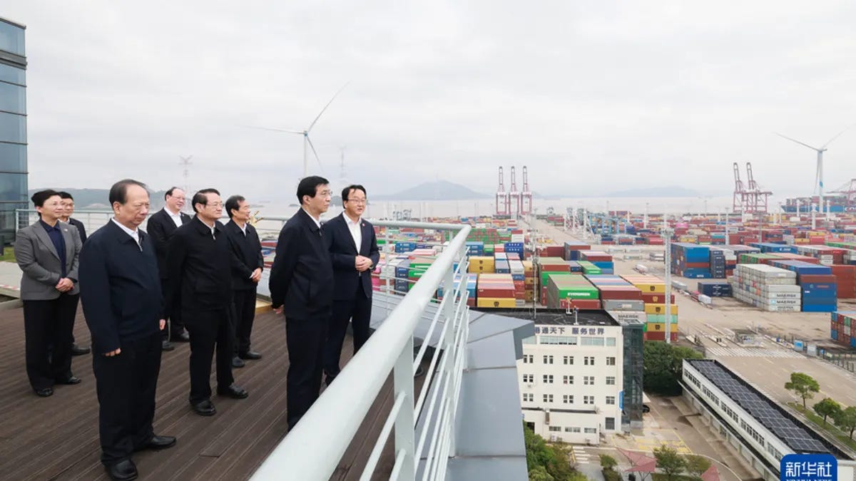 中国政协主席王沪宁2024年10月16日在浙江宁波舟山港调研时,表示要推动两岸经济文化交流合作,吸引更多台商台企参与两岸融合发展。(新华社) 中国政协主席王沪宁2024年10月16日在浙江宁波舟山港调研时,表示要推动两岸经济文化交流合作,吸引更多台商台企参与两岸融合发展。(新华社)