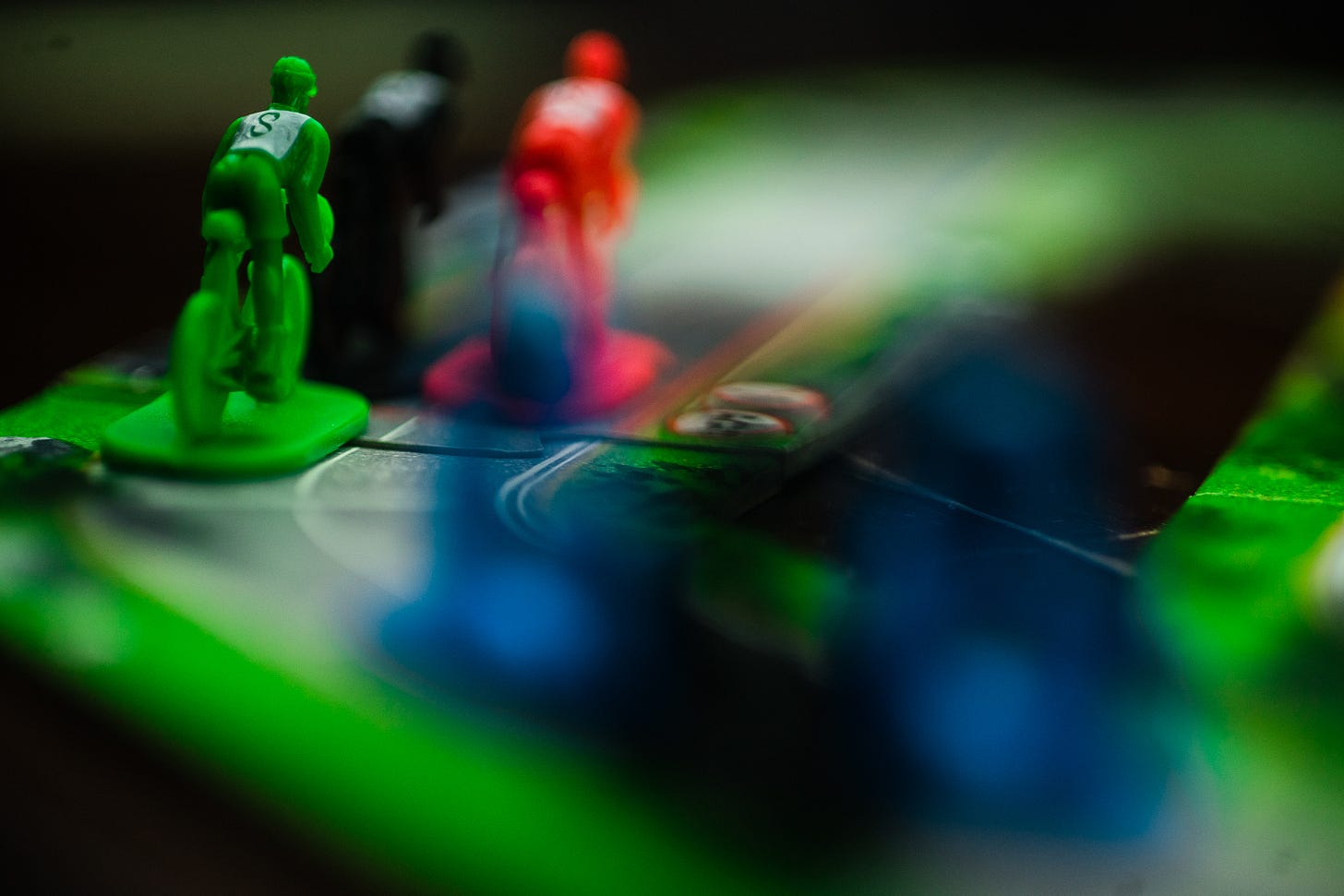 Cyclists in the game Flamme Rouge on a track.