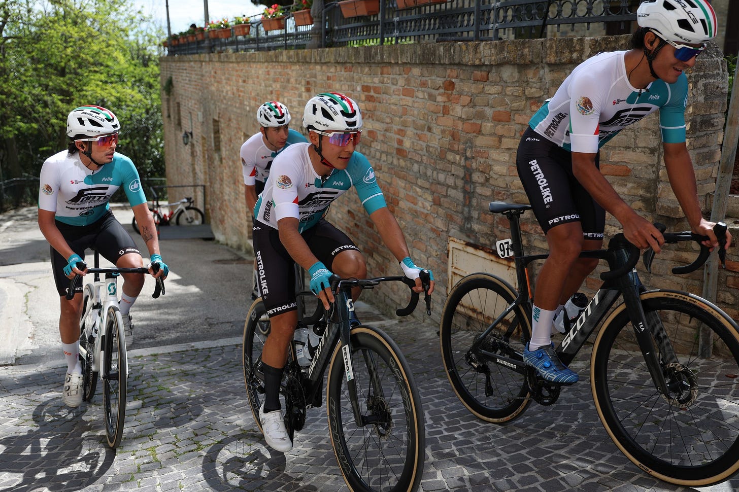 César Macías Abruzos