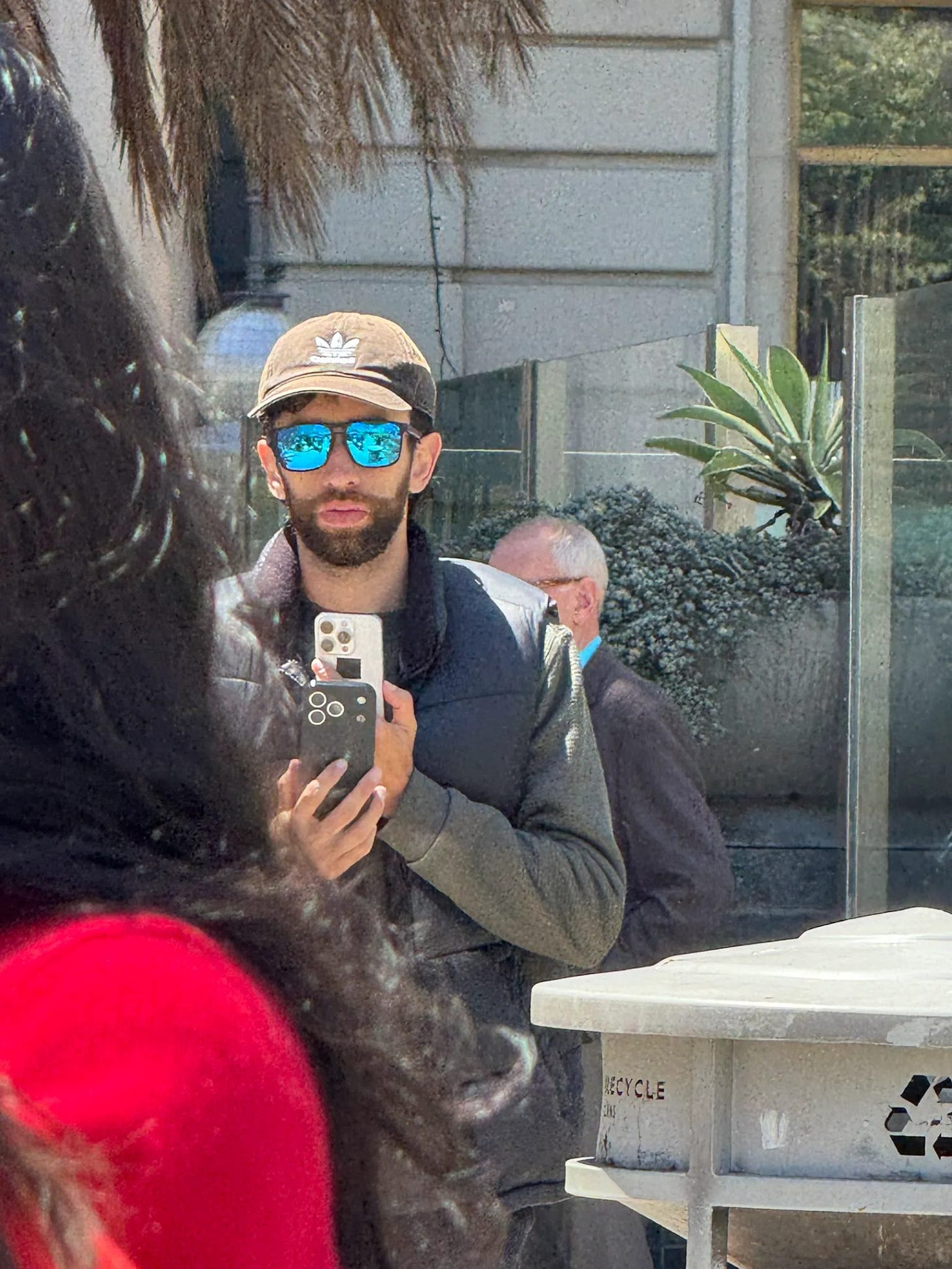 Un smarpthone con el diseño de cámaras traseras que se espera que tenga el iPhone 17 Pro aparece en la calle Un smarpthone con el diseño de cámaras traseras que se espera que tenga el iPhone 17 Pro aparece en la calle