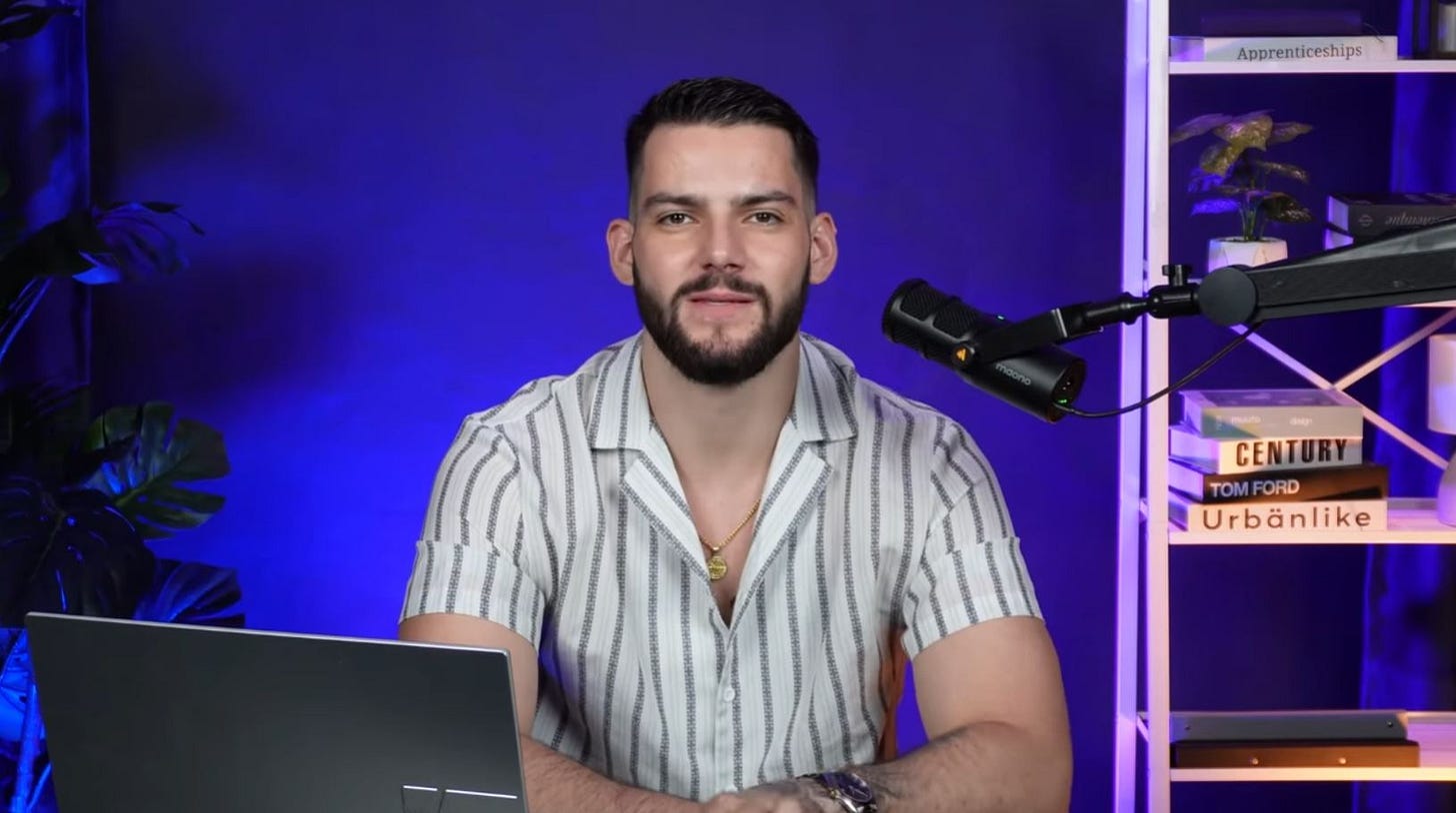 Tristan dans son studio vidéo loué pour une demi-journée