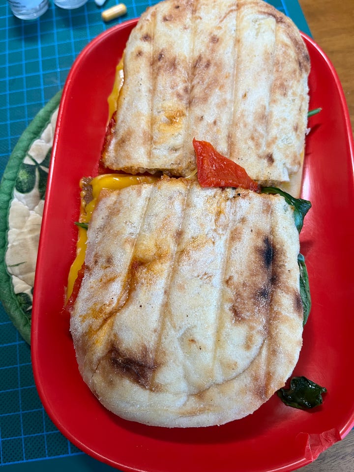 1. street art 2. jonquilles 3. module de jeu pour enfants 4. un oiseau en contrebas du pont 5. sandwich coupé en deux