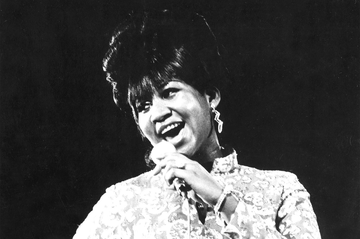 https://media.vanityfair.com/photos/5b75aea7b419c73aa651f759/master/pass/Aretha-Franklin-on-Stage-1968.jpg
