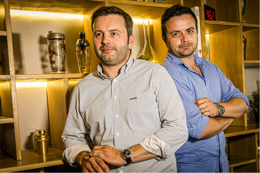 Vue intérieure de la distillerie Terra montrant les installations de production avec les alambics et cuves de fermentation