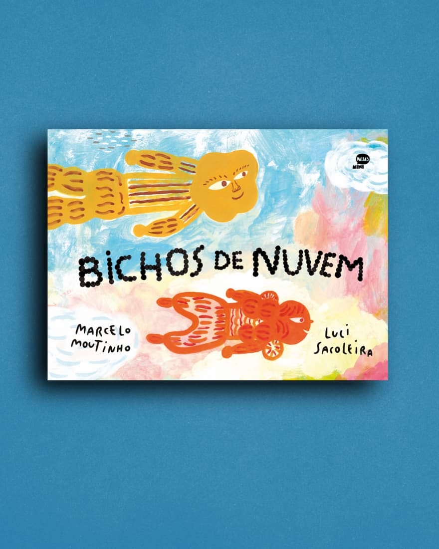 #descrevemospravocê  Capa do livro infantil Bichos de Nuvem, com ilustração colorida em estilo lúdico e pinceladas visíveis. O fundo é composto por um céu pintado em tons de azul, branco, rosa e amarelo, sugerindo nuvens ao entardecer. No centro, o título BICHOS DE NUVEM está escrito com letras pretas que lembram pequenos pontos ou sementes agrupadas.  Acima do título, à esquerda, há uma figura amarela com traços marrons, que lembra um ser imaginário com corpo alongado e cabeça arredondada, parecendo uma mistura de nuvem e bicho. A criatura está deitada de lado, com expressão amigável no rosto. Abaixo do título, outra figura semelhante, mas em tom alaranjado, aparece deitada em direção oposta, como se estivesse flutuando nas nuvens.  No canto inferior esquerdo, está escrito o nome do autor: Marcelo Moutinho. No canto inferior direito, aparece o nome da ilustradora: Luci Sacoleira. No canto superior direito, está o selo da coleção ou editora: “Pallas Míni”. A estética geral da capa é suave, alegre e imaginativa, sugerindo um conteúdo poético e voltado para a infância.
