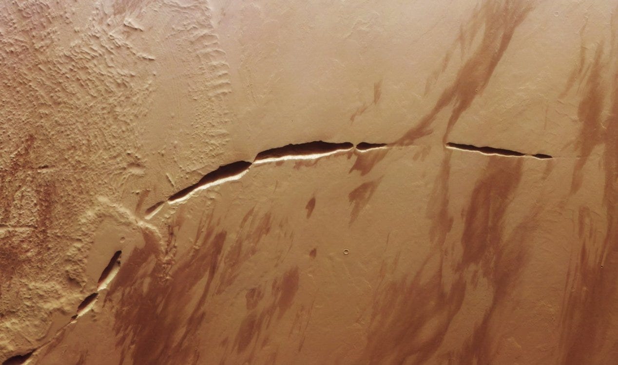 Foto mostra enorme ‘rachadura’ se estendendo pela superfície de Marte.