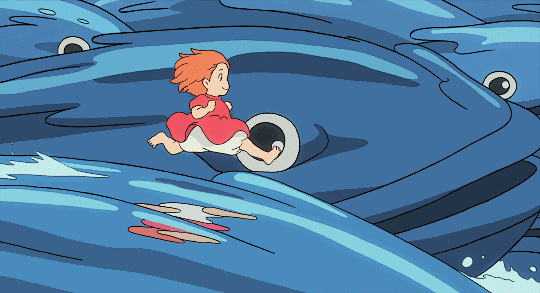 Scena dal film d'animazione 'Ponyo sulla scogliera'. Una bambina con i capelli rossi e un vestitino rosa corre con gioia sopra enormi onde blu a forma di pesce con grandi occhi tondi.