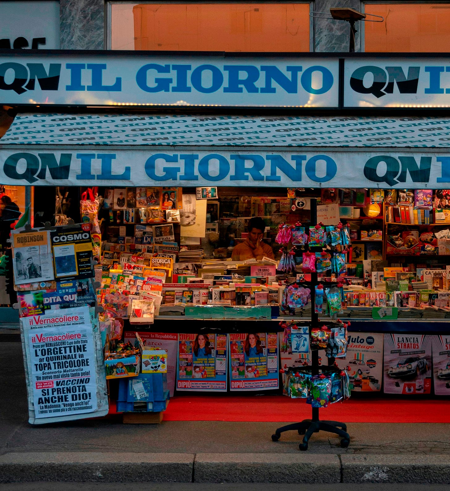 Una facciata del negozio con un uomo che cammina oltre