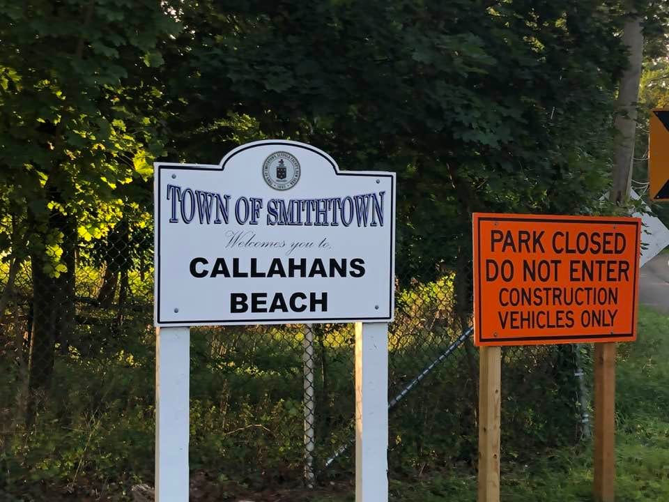 May be an image of text that says 'TOWN OF SMITHTOWN Melcomes you youe to CALLAHANS BEACH PARK CLOSED DO NOT ENTER CONSTRUCTION VEHICLES ONLY'