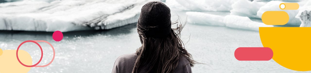 ragazza guarda dei blocchi di ghiaccio