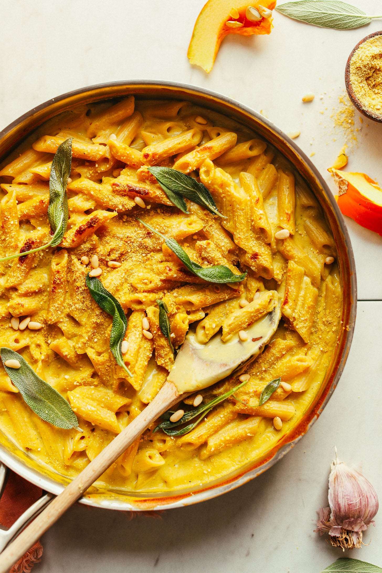 https://minimalistbaker.com/wp-content/uploads/2017/10/AMAZING-Pumpkin-Mac-n-Cheese-10-ingredients-cheesy-hearty-SO-delicious-vegan-plantbased-pumpkin-pasta-recipe-glutenfree-10.jpg