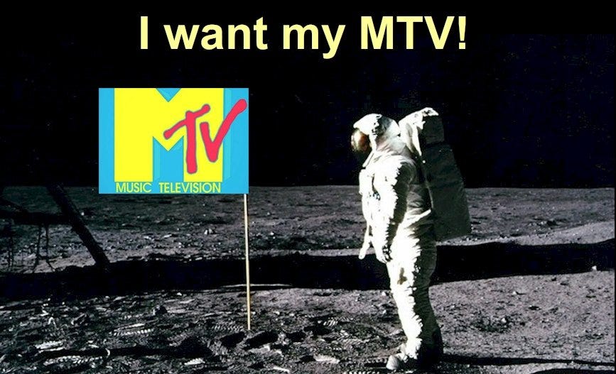 La icónica imagen del astronauta plantando la bandera de MTV en la luna, un símbolo de la conquista cultural que representó el canal. La icónica imagen del astronauta plantando la bandera de MTV en la luna, un símbolo de la conquista cultural que representó el canal.