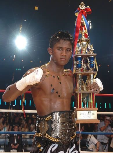 Buakaw Banchamek, previously known as Buakaw Por Pramuk is a former Omnoi  Stadium champion and two tim… | Buakaw banchamek, Muay thai training, Muay  thai techniques