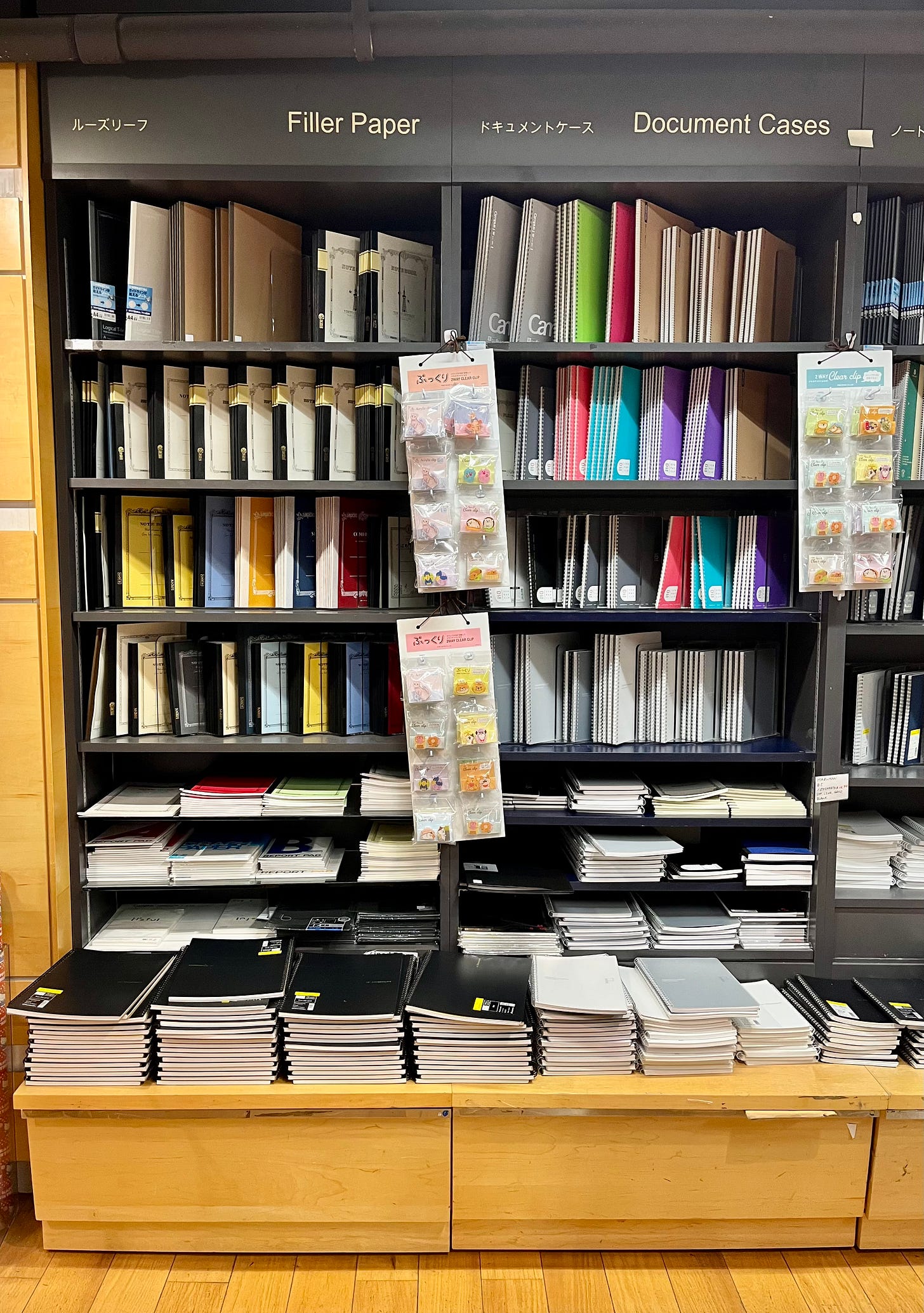 Uno scaffale ripieno di taccuini giapponesi nel piano inferiore di Kinokuniya New York