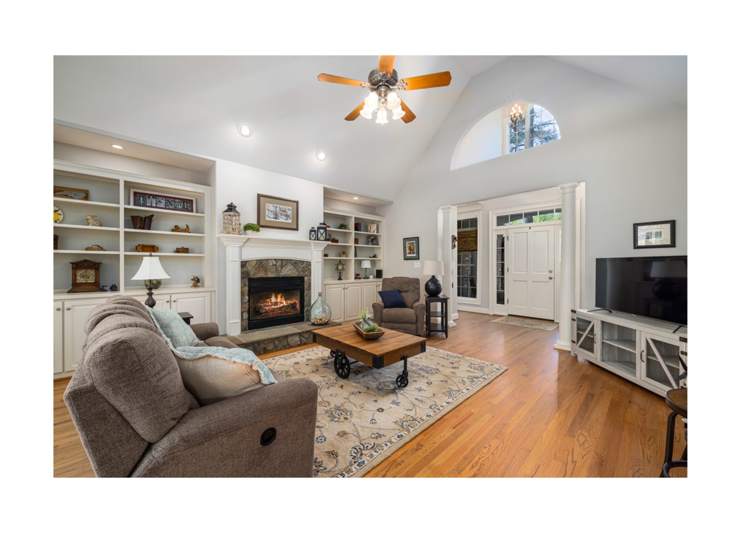 Lets (Re)arrange a Room - by Avery Cundill - Declutter U, image size:1456x1048