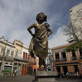 Além das pedras do cais