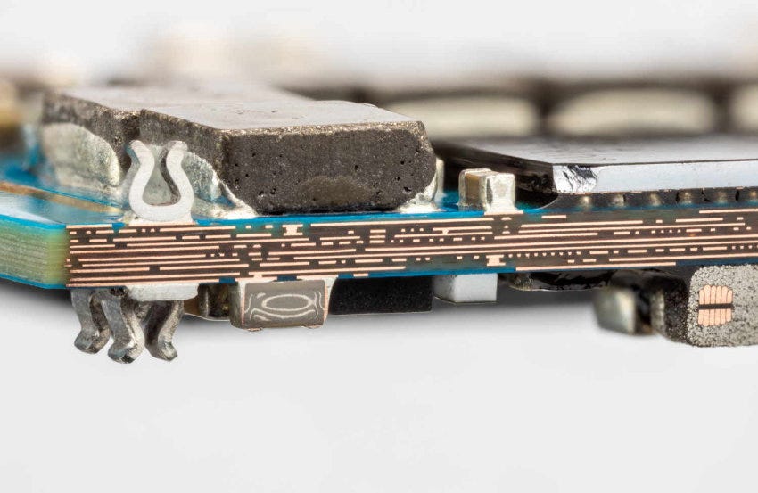Circuit électronique coupé en deux. On y voit plusieurs strates de cuivre Circuit électronique coupé en deux. On y voit plusieurs strates de cuivre