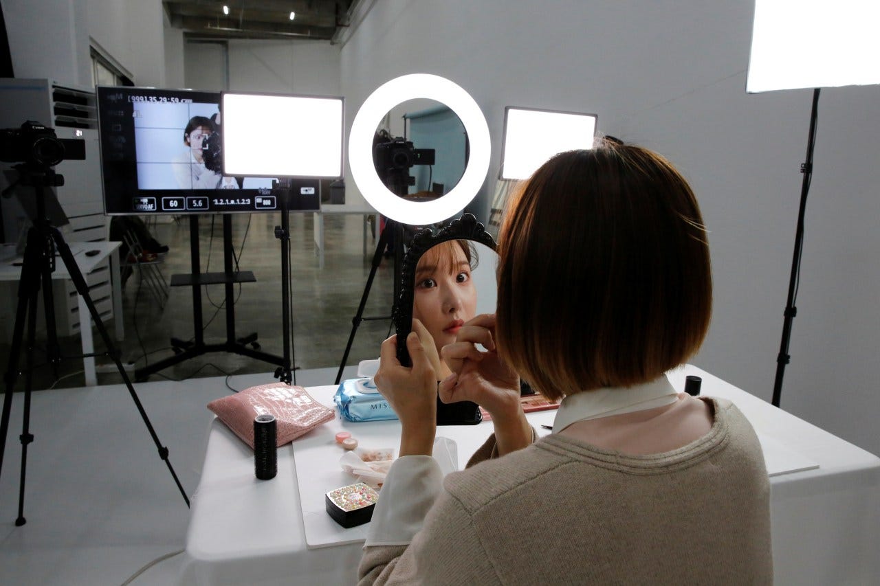 SSUNZY, a beauty content YouTuber, records a makeup tutorial.