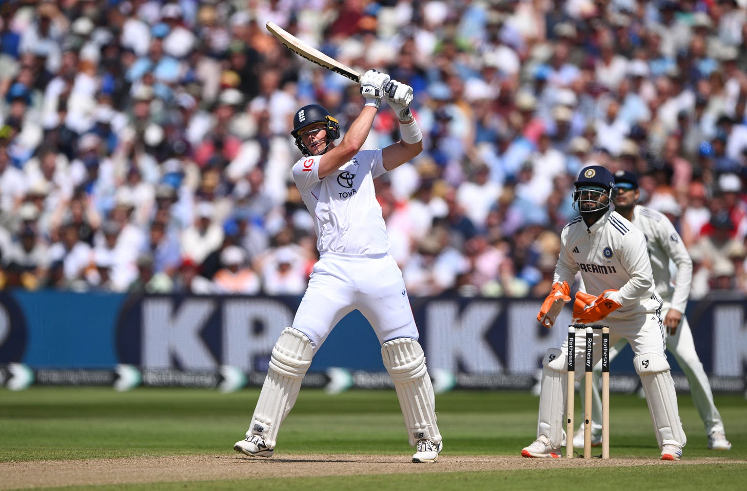 Jamie Smith dazzles in the face of danger to prove sky-high potential — but  England left staring down the barrel | The Independent