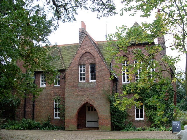 Red House 正面|來源:David Hillas / Geograph、Wikimedia Commons(CC BY-SA 2.0) Red House 正面|來源:David Hillas / Geograph、Wikimedia Commons(CC BY-SA 2.0)