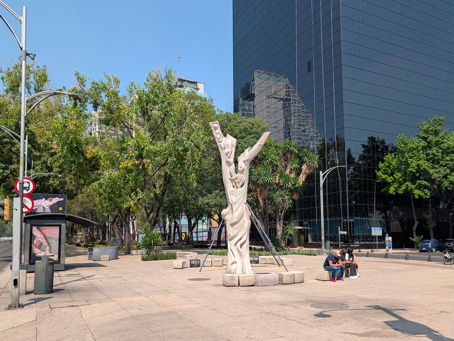 The white, tree-like Monumento Metropoli sculpture on the north side of Paseo de la Reforma in Mexico City.