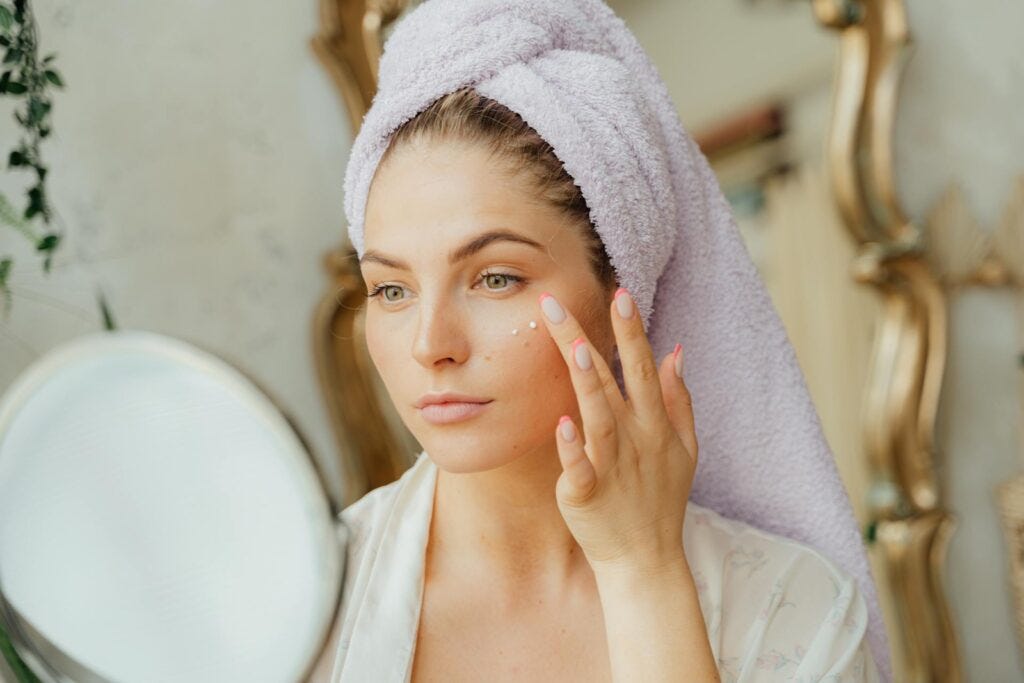 woman applying tretinoin for antiaging
